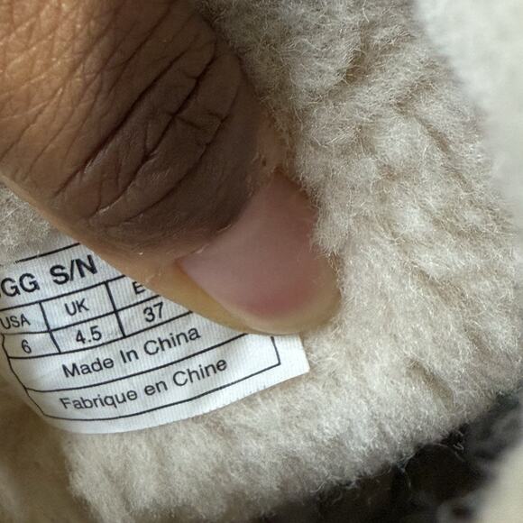 UGG Women’s Classic Short Black Leather Winter Boot Size US 6 Shearling Lined - Picture 7 of 7